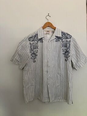 DaVinci White Short-Sleeve Button-Down Shirt with Blue Embroidered Shoulders
